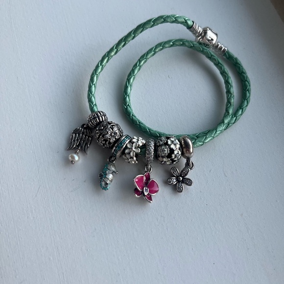 Pandora leather bracelet with pandora charms - Picture 2 of 5